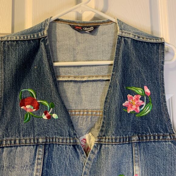 Vintage Levi's Women's Fresh Produce Denim Vest Size L Floral Embroidery Boho - Picture 3 of 13